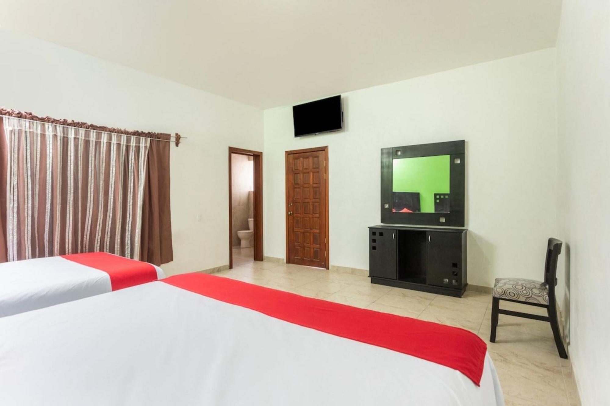 Oyo Hotel Emperadores Inn, أتليكسكو المظهر الخارجي الصورة